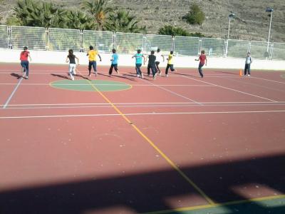 Un equipo de fútbol entrenando para jugar